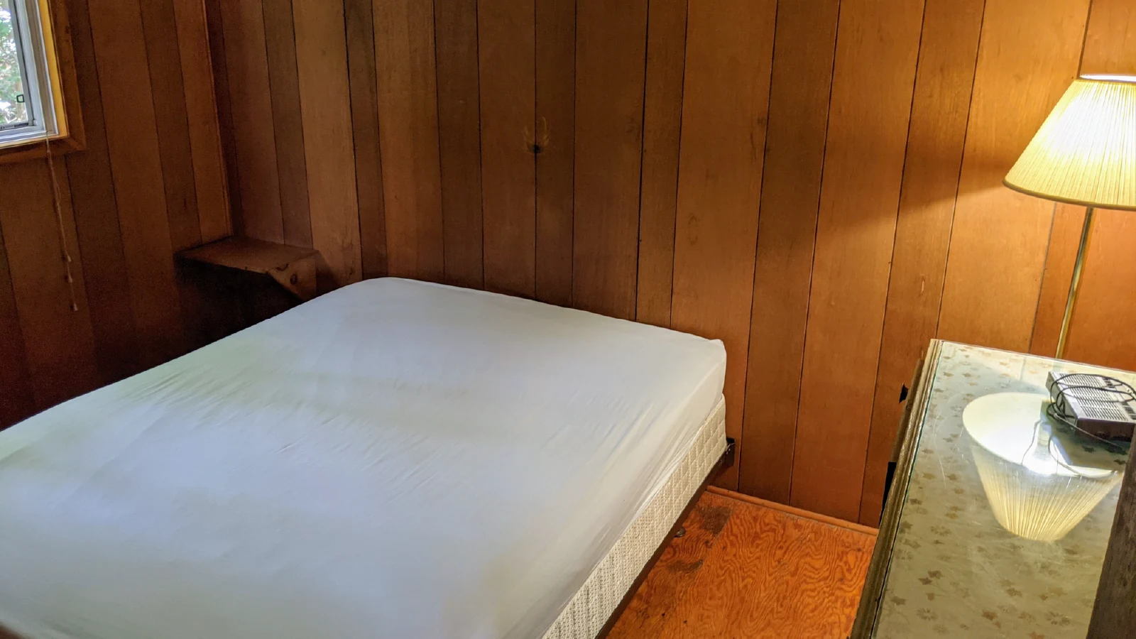 Pigeon-Lake-Resort-Cottage-seventeen-main-bedroom-queen-size-bed